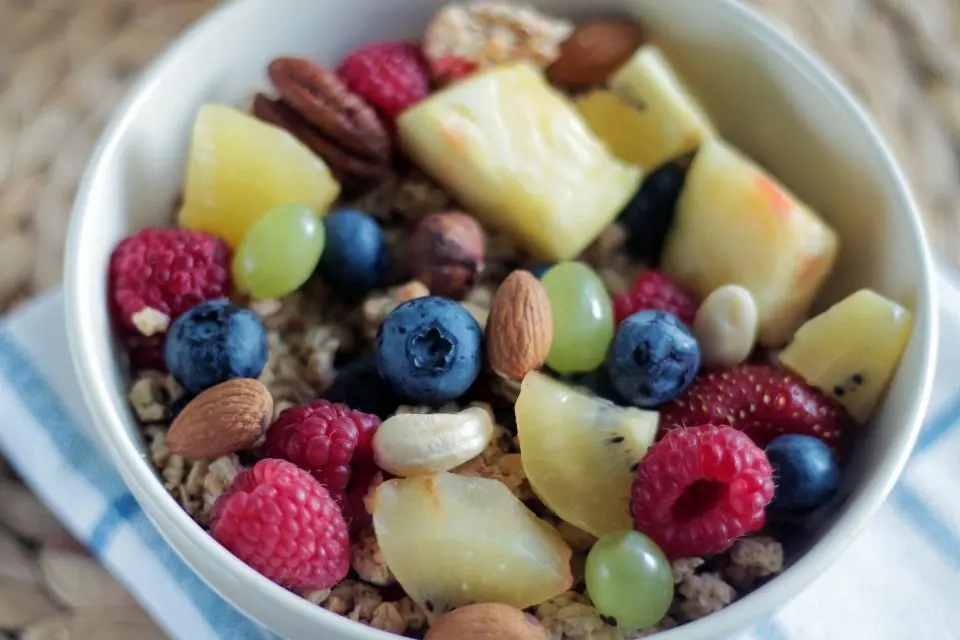 Snacks when you are losing weight, when they help and what to keep ready